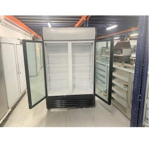 Armario expositor refrigerado 2 puertas abiertas vista interior